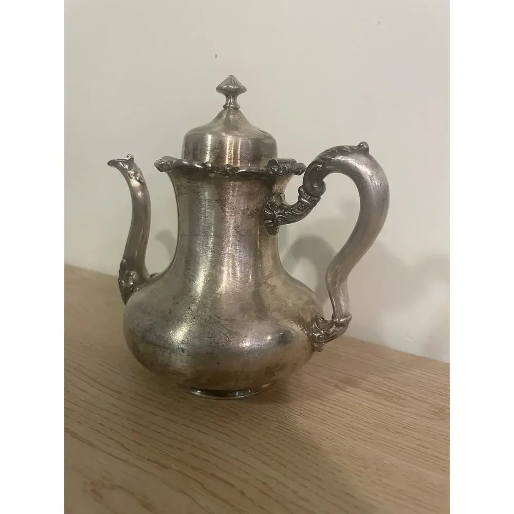 VTG 6” Meriden B. Company Silverplate Victorian Fleur de Lis Teapot #912 READ